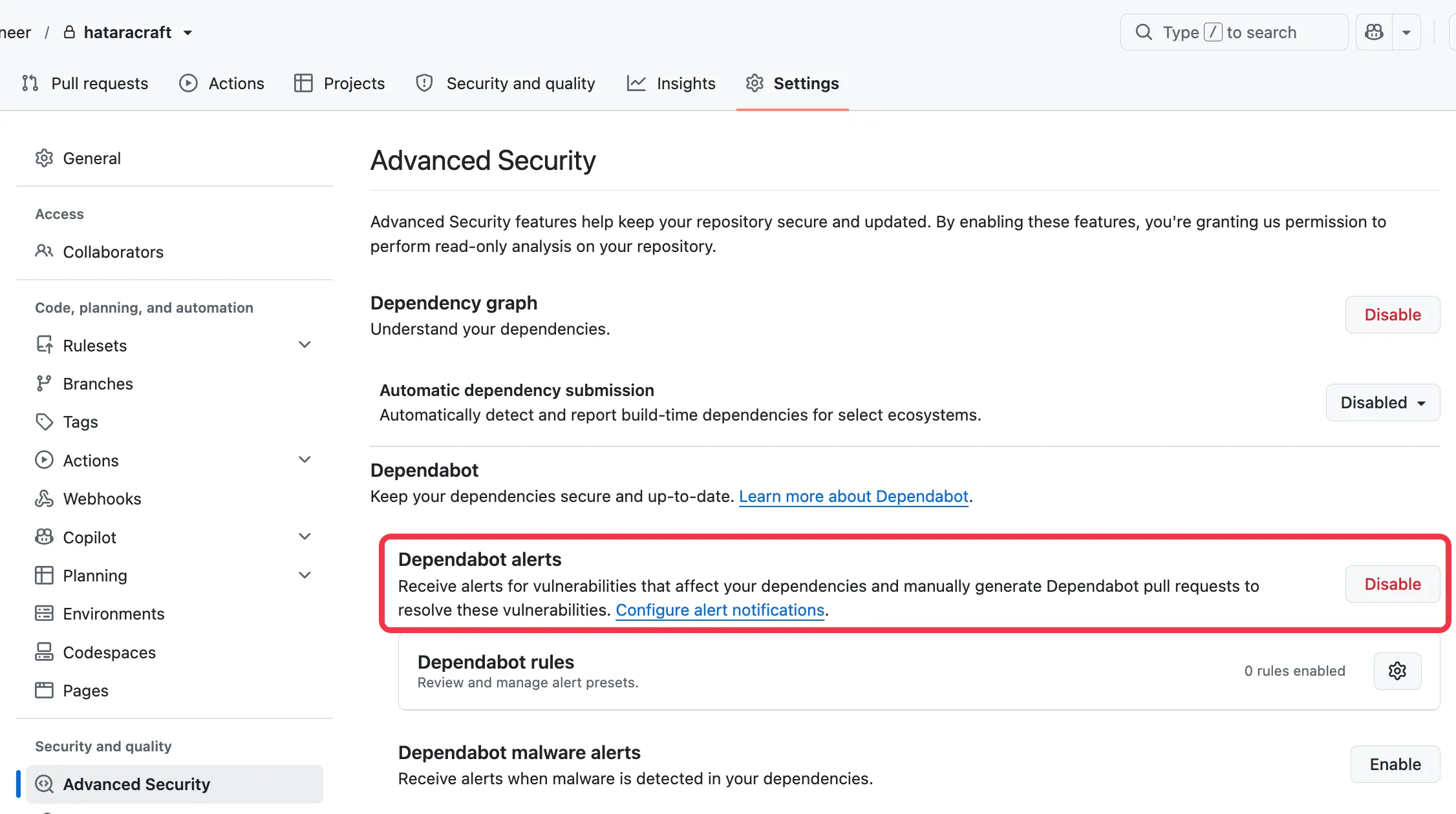 GitHubリポジトリのAdvanced Security設定画面で赤枠で囲ったDependabot alertsの欄