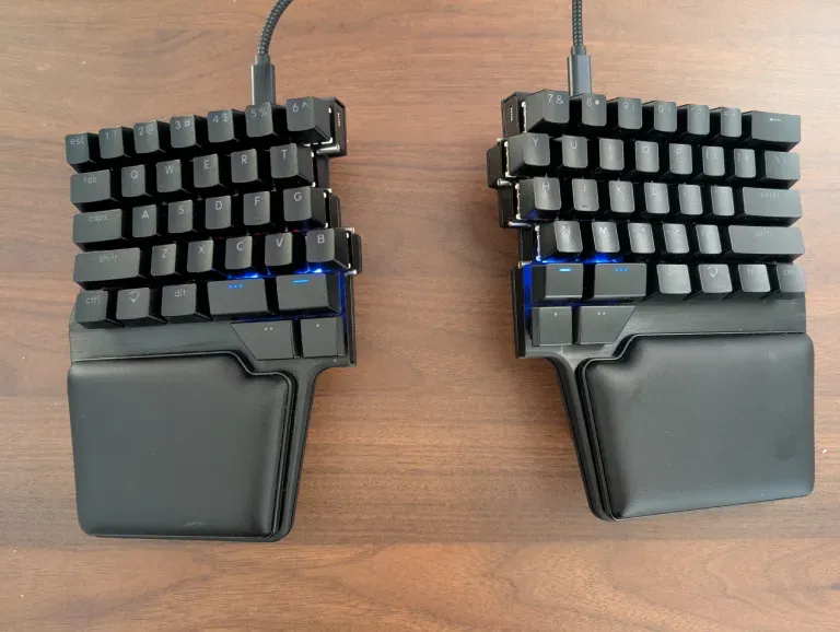 左右に分かれ、手前にパームレストが付いた英字配列の分割キーボードDygma Raise 2